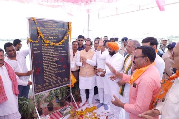 मुख्यमंत्री चौहान ने मंदसौर जिले के ग्राम जवानपुरा में दाबयुक्त वृहद सिंचाई परियोजना का भूमि-पूजन किया