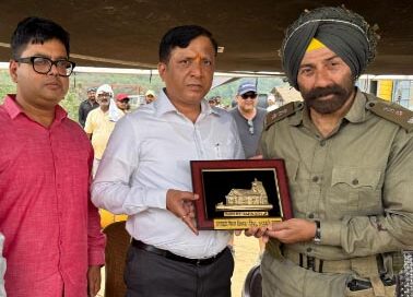 सनी देओल से मिले उत्तराखंड फिल्म विकास परिषद के सीईओ बंशीधर तिवारी, बॉर्डर 2 के सेट पर हुई सकारात्मक चर्चा